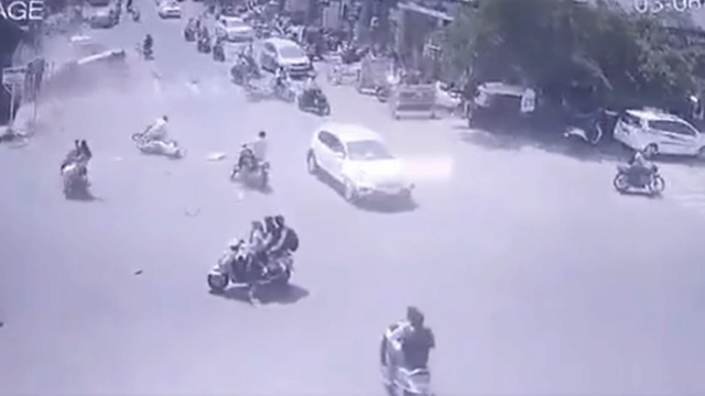 kolhapur-viral-video-3-dead-after-car-driver-rams-into-traffic-due-to-allegedly-getting-heart-attack-while-driving